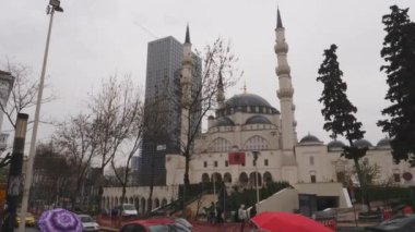 Tiran, Arnavutluk - 25 Aralık 2022: Tiran Büyük Camii veya Arnavutluk 'taki Namazgah Camii. Yüksek kalite 4k görüntü