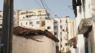 Arnavutluk 'un Tiran kentindeki Tipik Konut Mahallesi' ndeki eski ve yeni binalar. Yüksek kalite 4k görüntü