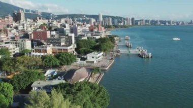 Tamsui Rıhtımı ve Cityscape, Taipei, Havadan Açılış. Yüksek kalite 4k görüntü