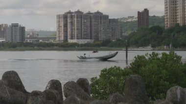 Geleneksel Tayvan balıkçı teknesi Tamsui Nehri 'nden geçiyor, Taipei, geniş açılı. Yüksek kalite 4k görüntü