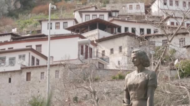 Berat Albania Μαρ 2022 Άγαλμα Της Μαργαρίτας Τουτουλάνι Και Πόλη — Αρχείο Βίντεο