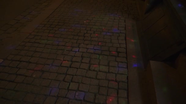 Cobblestone Street Upplyst Färgglada Disco Lights Ett Nattklubbsdistrikt Högkvalitativ Film — Stockvideo