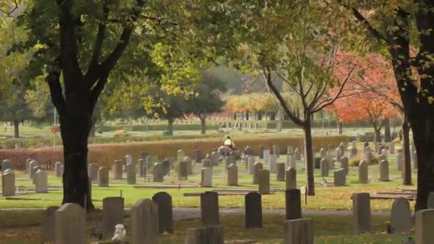 Herbstszene Auf Dem Friedhof Und Friedhofswärter Beim Rasenmähen Hintergrund Weitwinkel — Stockvideo