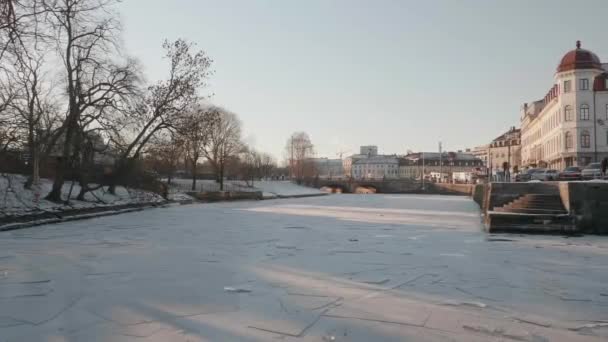 Τάφρος Vallgraven Frozen River Canal Στο Γκέτεμποργκ Χειμώνα Pan Shot — Αρχείο Βίντεο