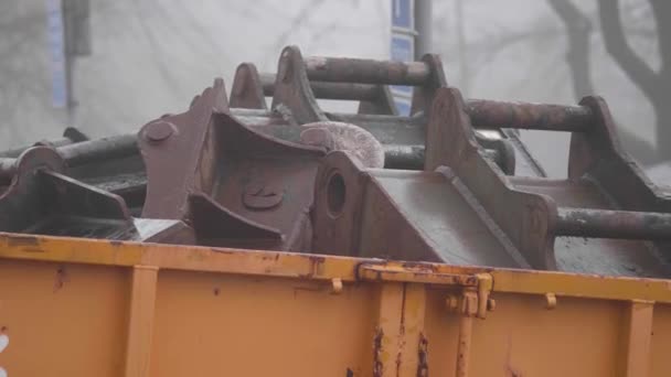 Mechanische Backhoe Thumb Attachments Opgeslagen Een Container Pan Shot Hoge — Stockvideo