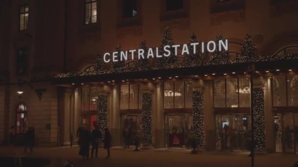 Estocolmo Suécia Dezembro 2022 Estação Central Exterior Noite Imagens Alta — Vídeo de Stock