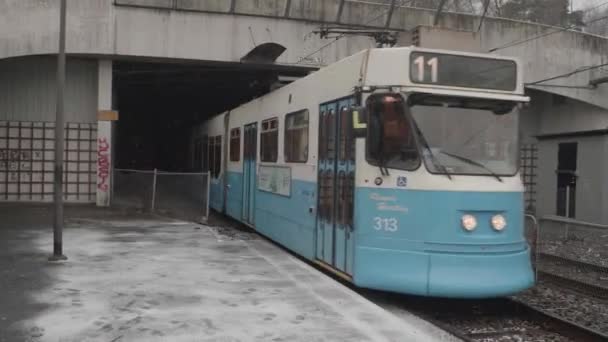 Göteborg Zweden Dec 2022 Tram Coming Out Tunnel Winter Hoge — Stockvideo