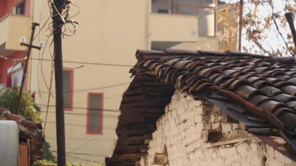 Stary Bałkański Dom Tradycyjnymi Dachówkami Gliny Mieście Zbliżenie Wysokiej Jakości — Wideo stockowe