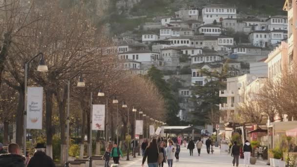 Берат Албанія Березня 2022 Року Зайнята Головна Вулиця Місто Тисячі — стокове відео