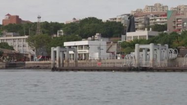 Tamsui Nehri boyunca, Tamsiu Bölgesi Rıhtımı, Tayvan, Boat Point of View. Yüksek kalite 4k görüntü