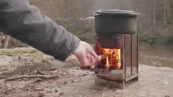 Holzofen Freien Neben Fluss Wanderer Ernähren Feuer Aus Nächster Nähe — Stockvideo