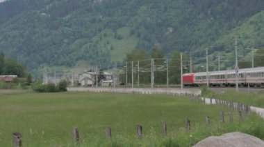 Avusturya 'daki ünlü kayak merkezi Dorfgastein' e varan yolcu treni. Yüksek kalite 4k görüntü