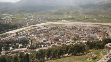 Berat Residential Cityscape, High Angle view, Arnavutluk, Pan Shot. Yüksek kalite 4k görüntü