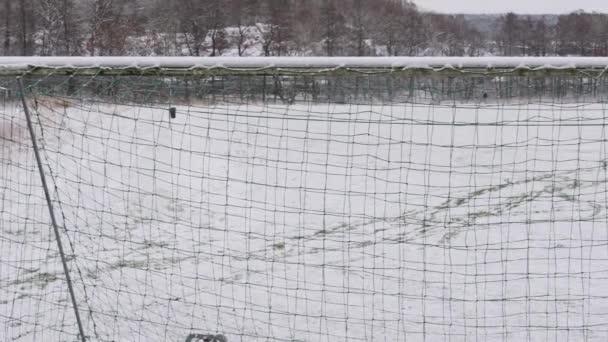 Śnieg Boisku Piłkarskim Widziany Przez Siatkę Strzał Pan Wysokiej Jakości — Wideo stockowe