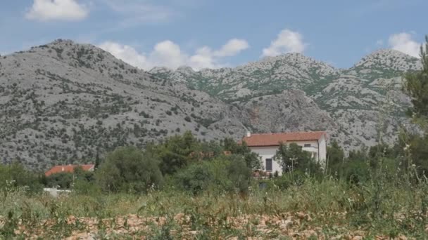 Barren Mountains Van Paklenica National Park Kroatische Huizen Wide Shot — Stockvideo