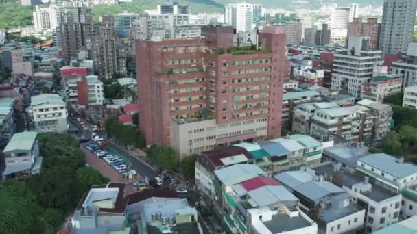 Rumah Sakit Taipei Guandu Dan Cityscape Taiwan Orbit Aerial Rekaman — Stok Video