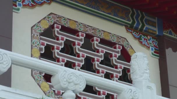 Okno Azjatyckiej Świątyni Buddyjskiej Kolorowe Dekoracyjne Zbliżenie Wysokiej Jakości Materiał — Wideo stockowe