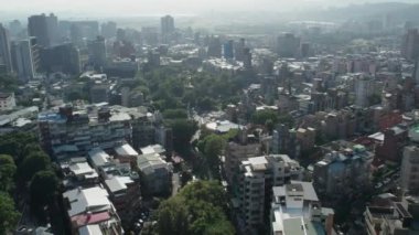 Beitou Residential District, Cityscape Taipei, Tayvan, Aerial Pullback. Yüksek kalite 4k görüntü