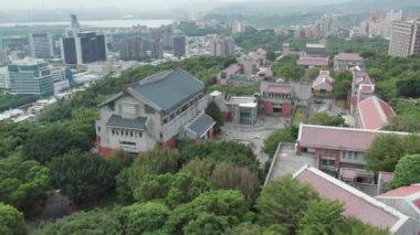 Taipei Cityscape, Kuandu Güzel Sanatlar Müzesi ve TNUA Kütüphanesi, Tayvan, Orbit Aerial. Yüksek kalite 4k görüntü