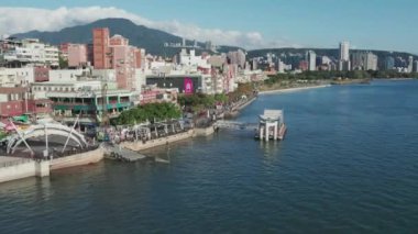 Taipei, Tayvan... 15 Kasım 2023: Popüler Gezinti Alanı ve Bisiklet Yolu Tamsui Nehri. Yüksek kalite 4k görüntü