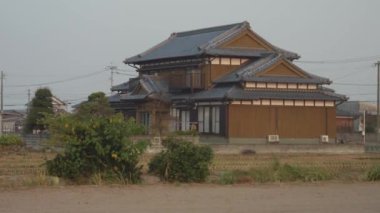 Japonya 'nın Fukuoka Bölgesi, Kyushu kırsalındaki Japon yurdu. Yüksek kalite 4k görüntü