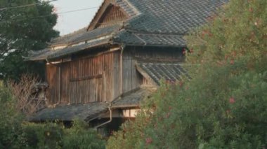 Irimoya, Japon çatısını, ahşap evi ve çiçekli çalıları tasarladı. Yüksek kalite 4k görüntü