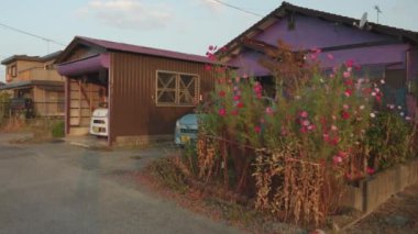 OKI TOWN, JAPONYA - 24 Ekim 2023 Kırsal Konut, Garaj ve Bahçe. Yüksek kalite 4k görüntü