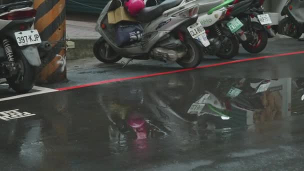 Taipei Taiwan November 16Th Scooter Reflections Puddle Water High Quality — Stock Video