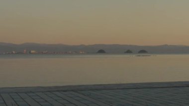 Şafak Sahil Serenity Kamp ateşi parıltılarıyla, Idyllic Morning by the water. Yüksek kalite 4k görüntü