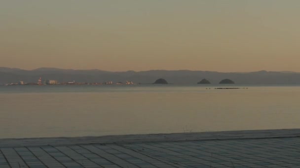 Dawn Seaside Lugn Med Glimtar Lägereld Lågor Idyllisk Morgon Vid — Stockvideo