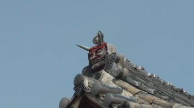 Onigawara çatı süslemesi, Japon mimarisi, yakın plan. Yüksek kalite 4k görüntü