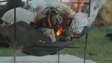 Foil 'e sarılı barbekü ızgarası, Açık havada alevler üzerinde pişirme. Yüksek kalite 4k görüntü
