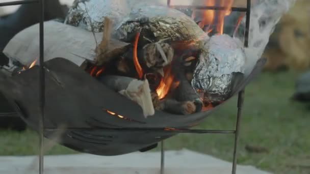 Parrilla Barbacoa Con Papas Envueltas Papel Aluminio Cocinando Sobre Llamas — Vídeo de stock