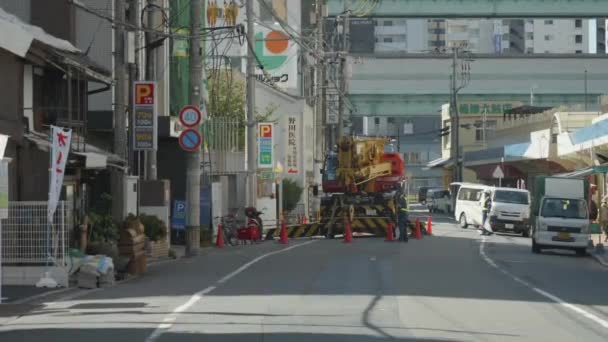 Fukuoka Japan Oktober 2023 Baukran Der Tagsüber Auf Einer Belebten — Stockvideo