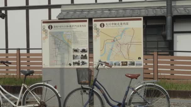 Окава Япония Октября 2023 Два Велосипеда Туристическая Карта Достопримечательностей Окавы — стоковое видео