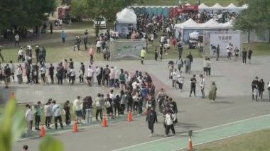 Taipei, Tayvan 18 Kasım 2023: New Taipei Metropolitan Park Etkinliği 'nde Aktif Kalabalıklar ve Maraton Koşucuları. Yüksek kalite 4k görüntü