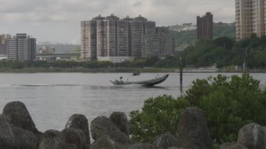 Geleneksel Tayvan balıkçı teknesi Tamsui Nehri 'nden geçiyor, Taipei, geniş açılı. Yüksek kalite 4k görüntü