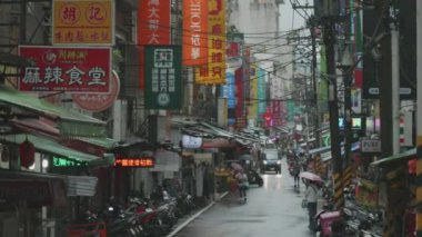 Taipei, Tayvan - 5 Kasım 2023: Tamsui 'de panolu Bustling Caddesi. Yüksek kalite 4k görüntü