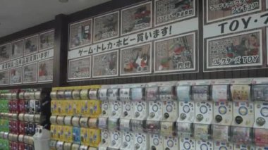 Fukuoka, Japonya 29 Ekim 2023 Gachapon Kapsül Makineleri ve çeşitli oyuncak seçenekleri bir Japon mağazasında. Yüksek kalite 4k görüntü