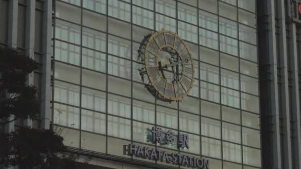 Fukuoka Japonia Października 2023 Fasada Budynku Zegara Stacji Hakata Wysokiej — Wideo stockowe