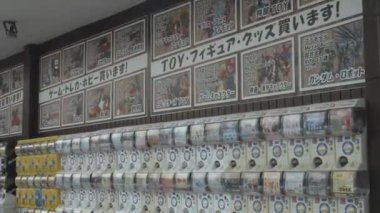 Fukuoka, Japonya - 29 Ekim 2023: Oyuncaklarla Gachapon Kapsül Otomatları. Yüksek kalite 4k görüntü