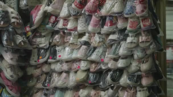 Taipei Taiwan Okt 2023 Schoenen Slippers Plastic Wikkel Bij Een — Stockvideo