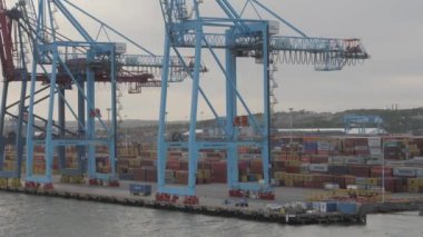 Göteborg, İsveç- 27 Mayıs 2022: Göteborg Limanı 'nda konteyner vinçleri. Yüksek kalite 4k görüntü