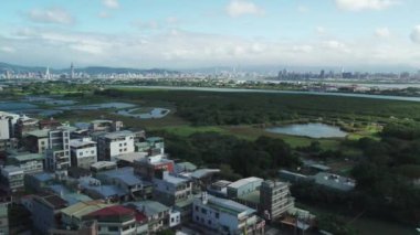 Guandu Doğa Parkı ve Tamsui Nehri, Taipei, Tayvan, Havadan Geri Çek. Yüksek kalite 4k görüntü