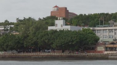 Tamsui Bölgesi, Lush Green Liman Kıyısı, Tayvan, Tekne Manzarası. Yüksek kalite 4k görüntü