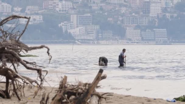 Vlora Albânia Abril 2023 Dois Pescadores Que Recolhem Mexilhões Moluscos — Vídeo de Stock