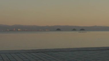 Deniz kenarı sükuneti, Kamp ateşi parıltıları, Idyllic Morning by the water. Yüksek kalite 4k görüntü