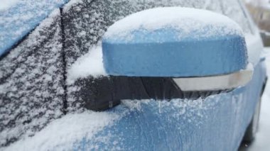 Snow, Modern Blue Car Side Mirror, Close Up, Dolly shot 'ı kapsıyor. Yüksek kalite 4k görüntü