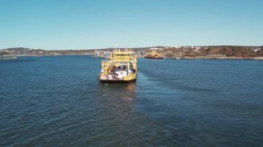 Feribot rotaları Göteborg takımadasının kuzey adalarına gidiyor. Yüksek kalite 4k görüntü