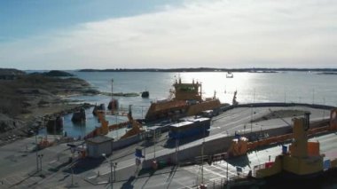 Otobüsler Lilla Varholmen, Gothenburg, İsveç, Aerial 'a geliyor. Yüksek kalite 4k görüntü